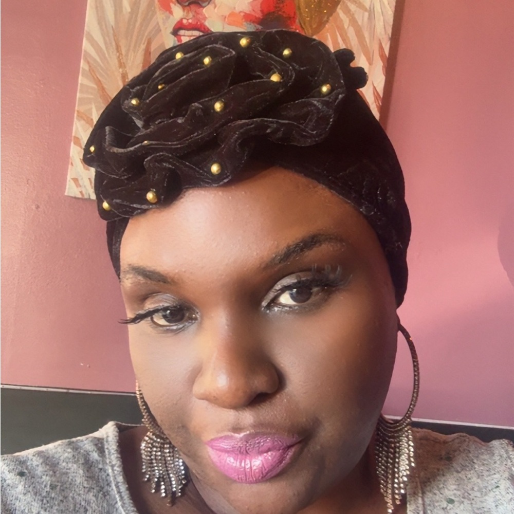 Elegant Black Velvet Headwrap with Gold Accents - Picture 2 of 3